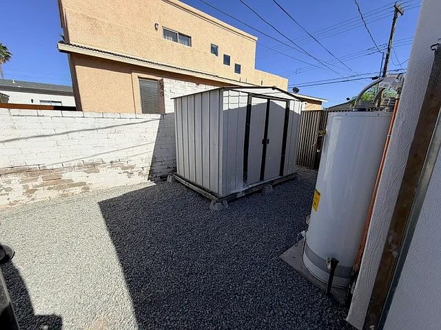 916 E Elm St — Photo 14