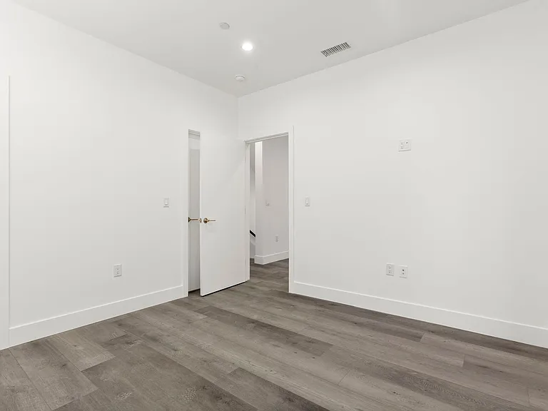 1034 N Oxford Ave — Photo 15