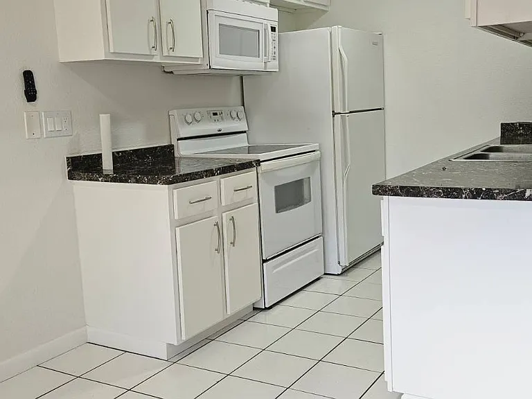 300 Mercury Ave SE #201 — Photo 3