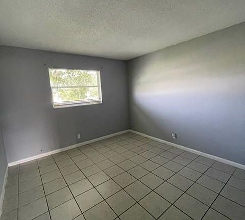 4th image of 300 NW 30th Ct APT 201