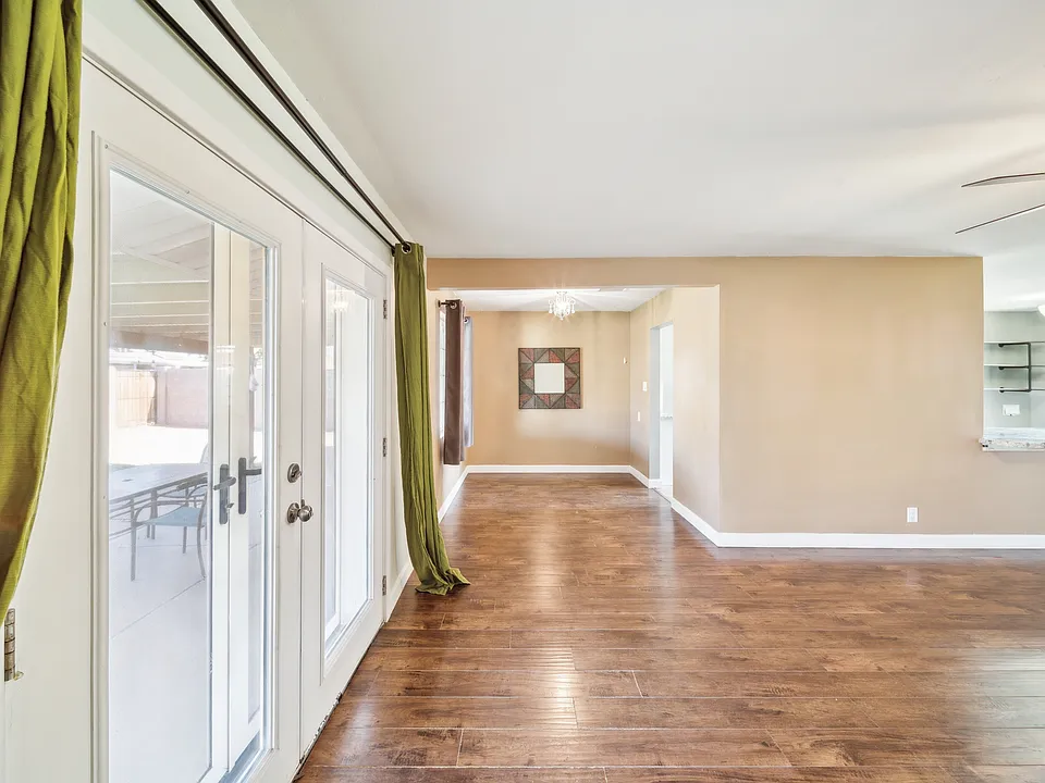 2320 W Whitton Ave