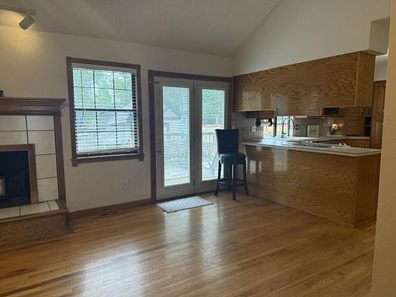 4th image of 328 NE Greystone Dr