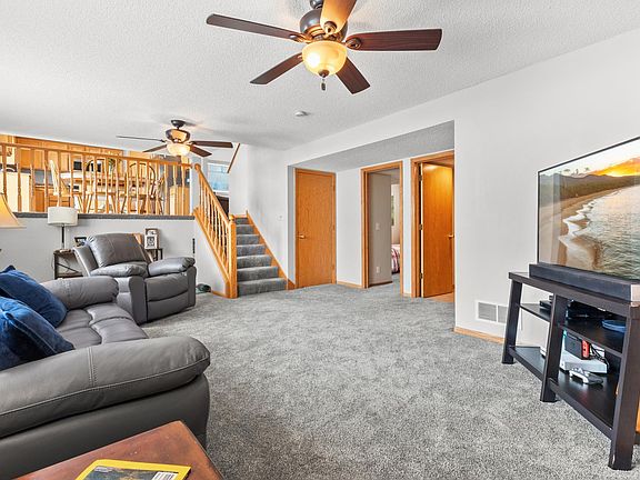 3rd image of 15712 Crocus Ave W
