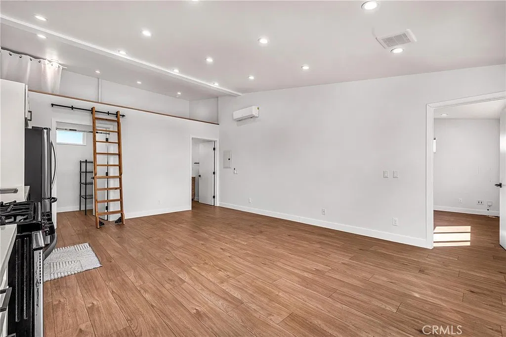 1 bed, 700 sqft, $3,000 — Photo 3