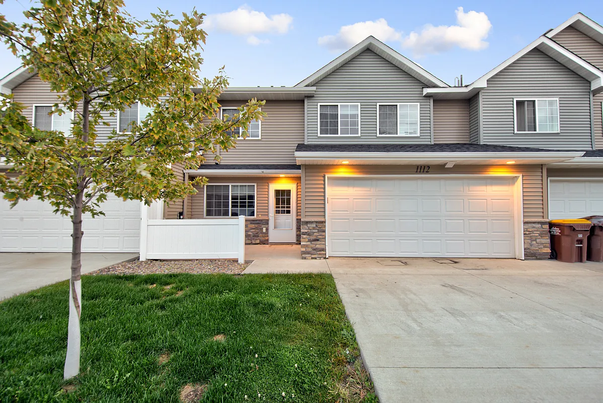 3 bed, 2.5 bath, 1550 sqft, $1,950 — Photo 3