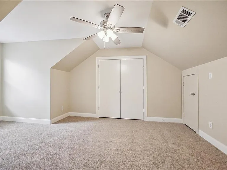 3rd floor bedroom - available for rent