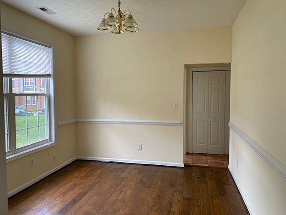 3rd image of 6108 Shrewsbury Sq