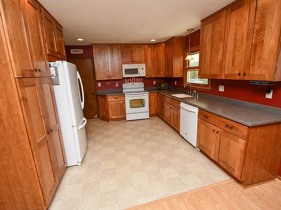 4th image of N59W39722 Sunnyfield Dr