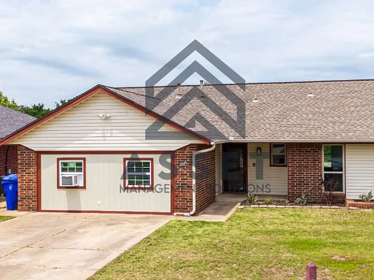 1605 Blessing Ct — Photo 4
