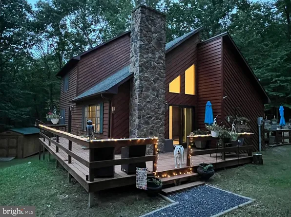 945 White Oak Trl, Paw Paw, WV 25434