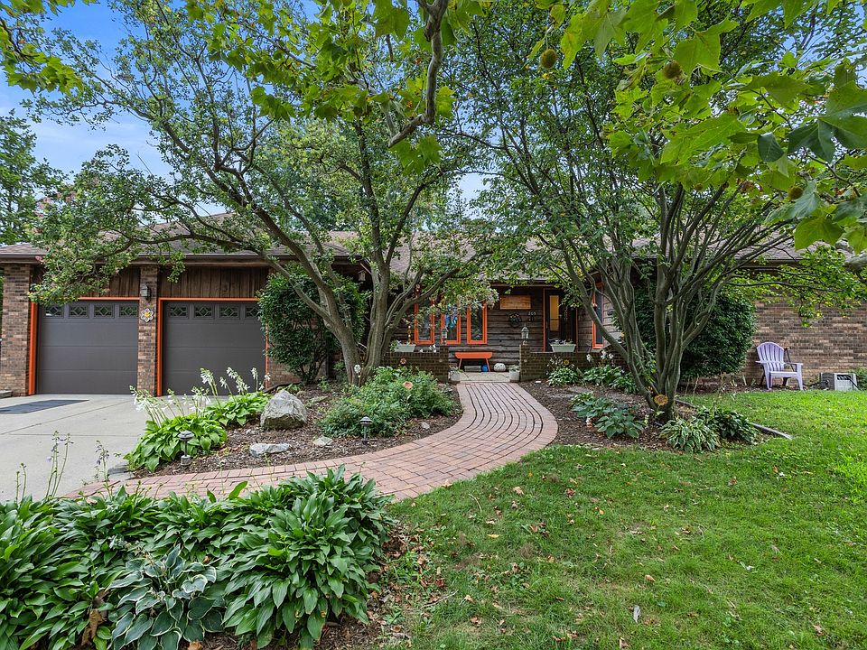 1st image of 205 Surrey Ct