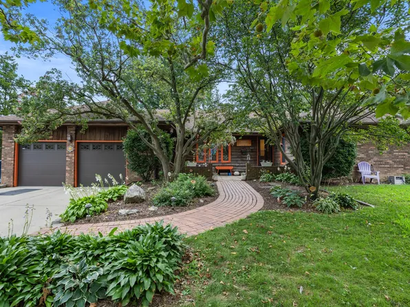 205 Surrey Ct, Monticello, IL 61856