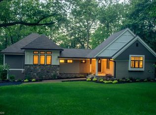 99 Oakridge Ln, Watchung, NJ 07069