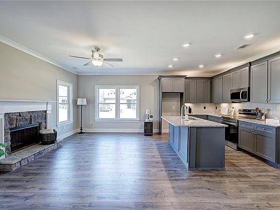 4th image of 200 Daisy Ct