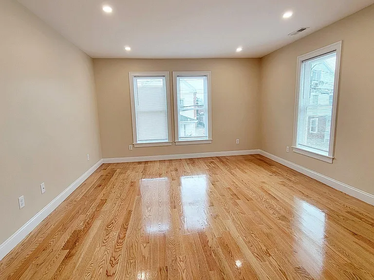 64 Waverly St — Photo 9