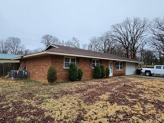 2nd image of 200 Lakeview Dr