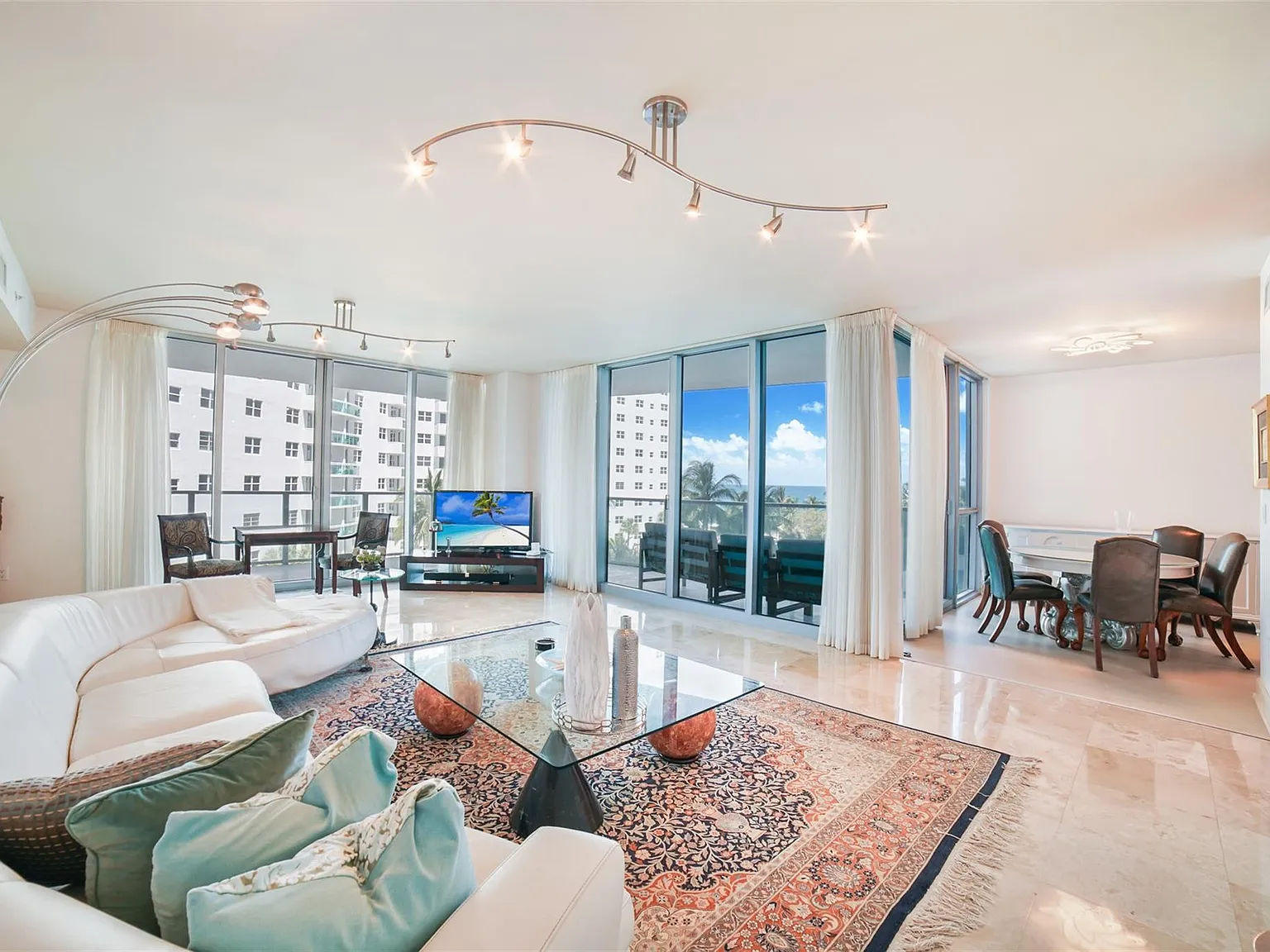3 bed, 3.0 bath, 2308 sqft, $6,000 — Photo 3