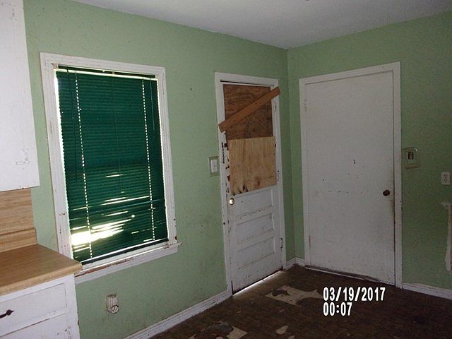 2nd image of 1002 W Camp Cir