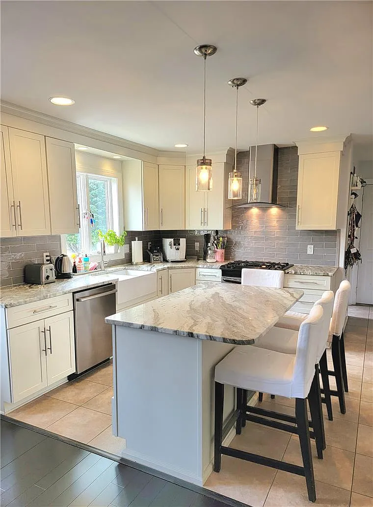 4 bed, 2.5 bath, 3008 sqft, $3,800 — Photo 3