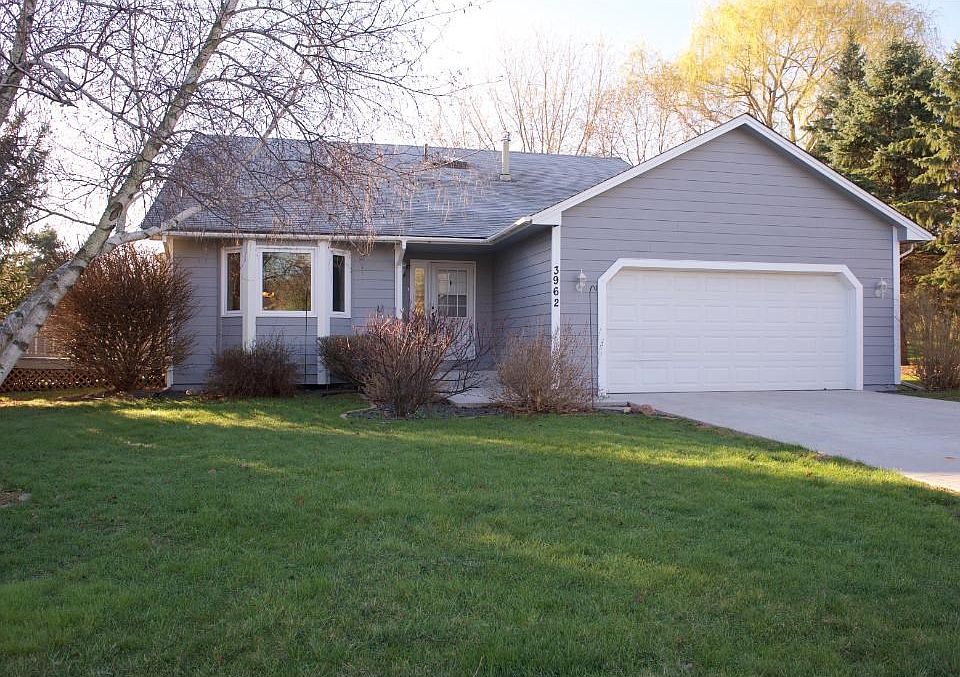 Awesome 3-Level split home in quiet Eagan neighborhood!