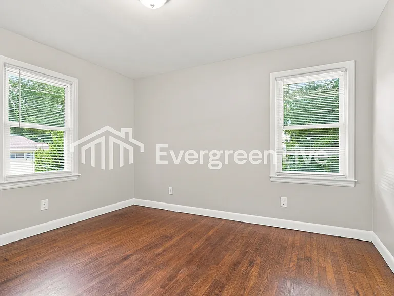 823 Williams St — Photo 5