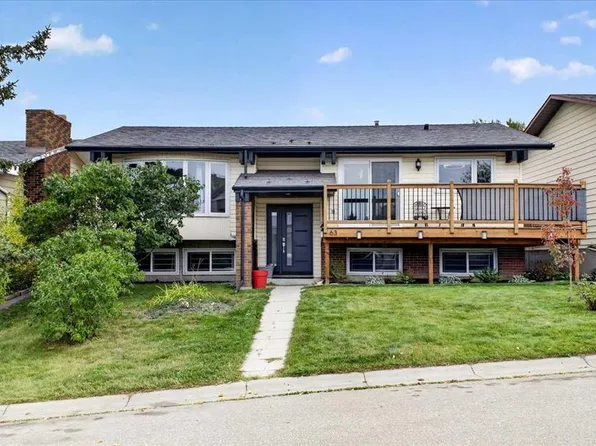63 Beaconsfield Way NW, Calgary, AB T3K 1W9