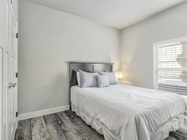 Queen bedroom

Queen sized bed with plenty of light!