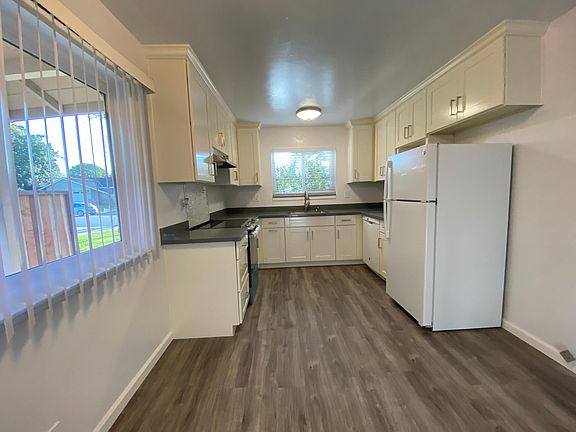 3rd image of 492 Westlake Dr