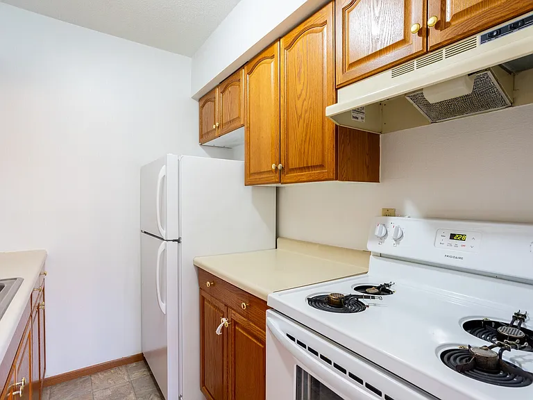 190 Ridge Dr — Photo 2