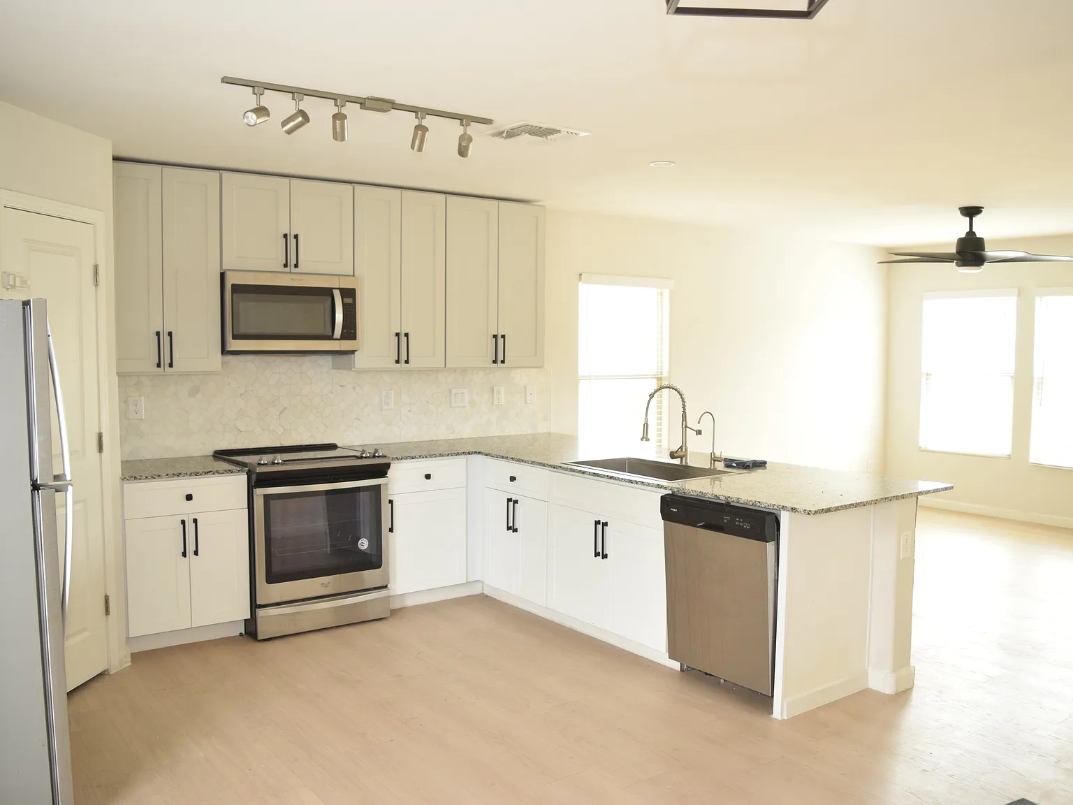4 bed, 1808 sqft, $2,199 — Photo 2