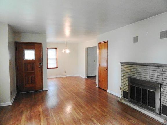 3rd image of 3042 Franklin Ave