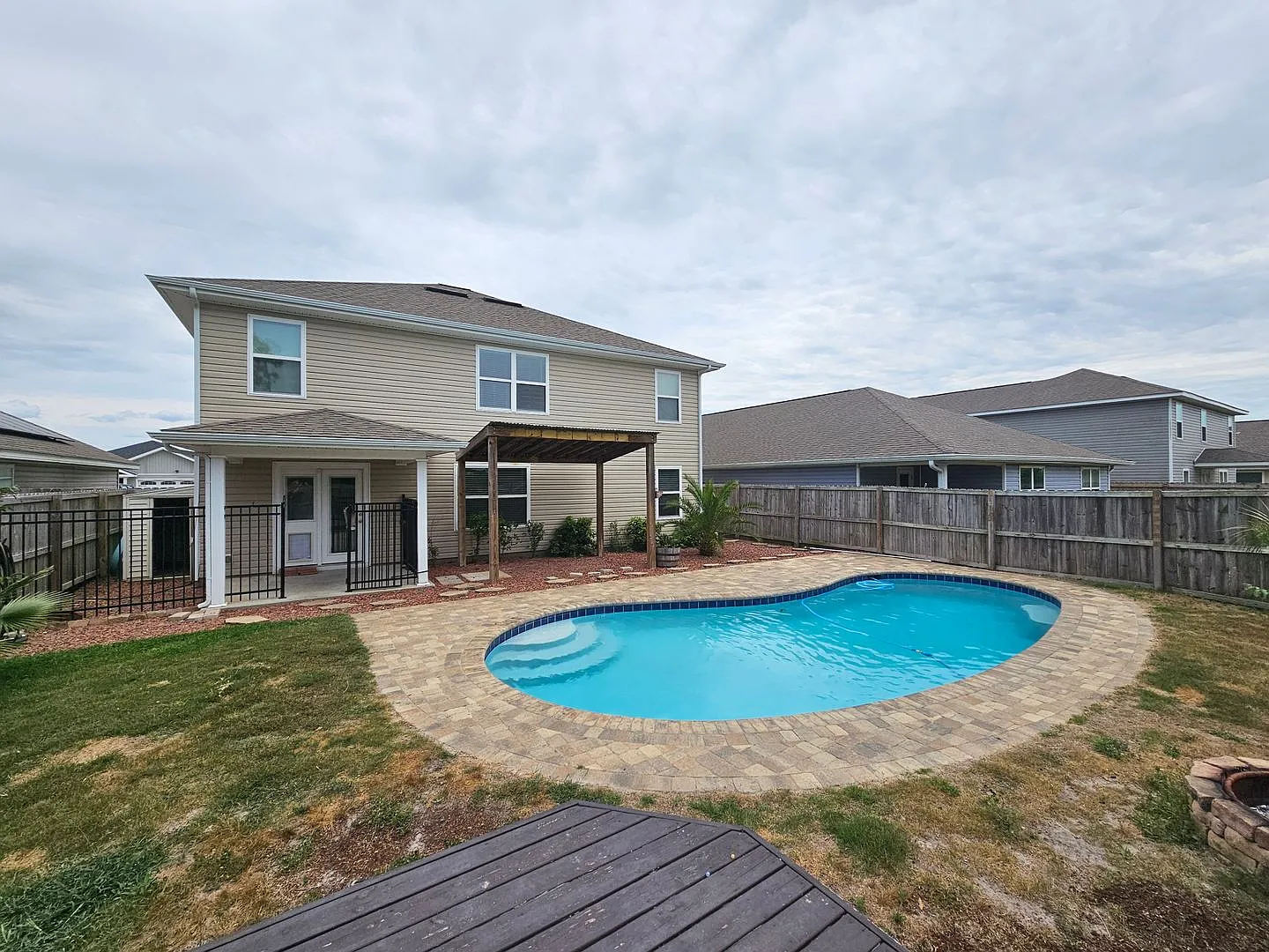 Spacious 5Bed/3Ba Home w/Private Pool! — Photo 2