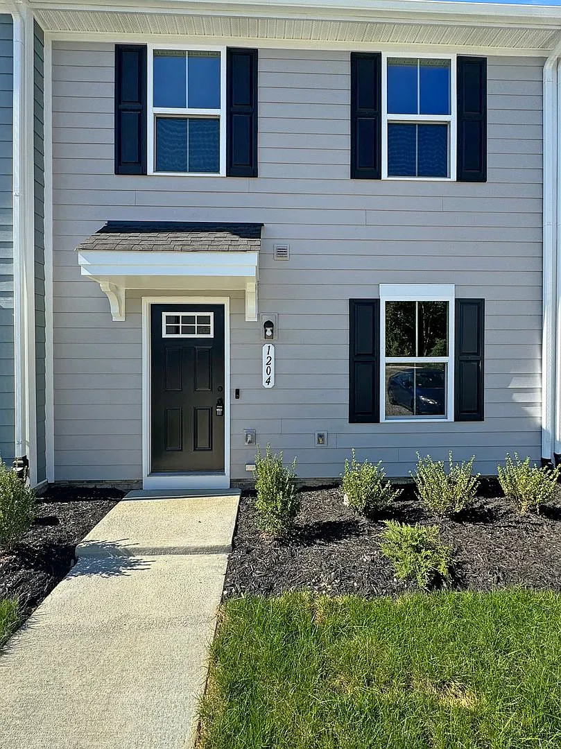 Gorgeous, 3-Bedroom Home with Modern Finishes in Richmond! — Photo 1
