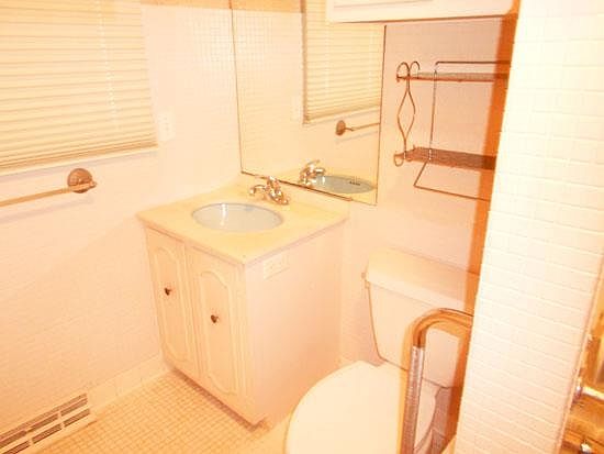 4th image of 47 Parklane Cir