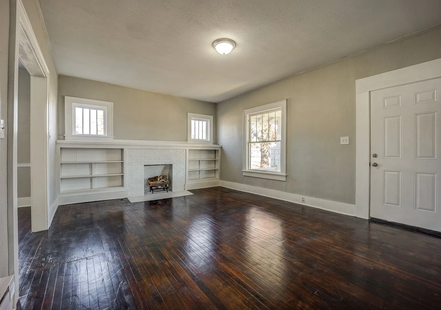Freshly Updated 3 Bedroom House — Photo 2