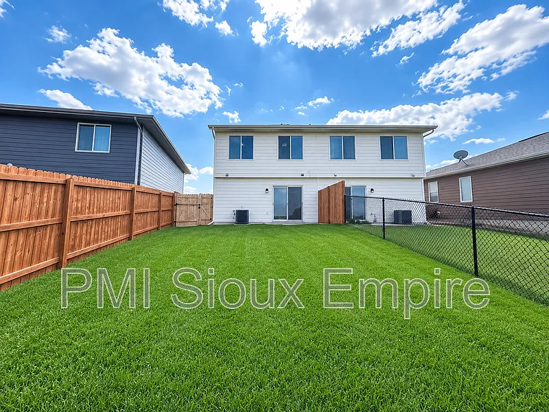 3 bed, 2.0 bath, 1250 sqft, $1,850 — Photo 2