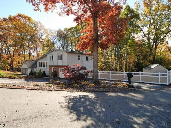 51 Hopi Trl, Oak Ridge, NJ 07438