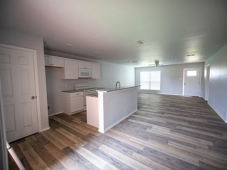 1014 Helena Ave — Photo 5