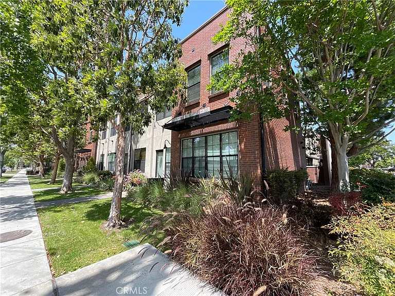 501 W Maple Ave — Photo 1