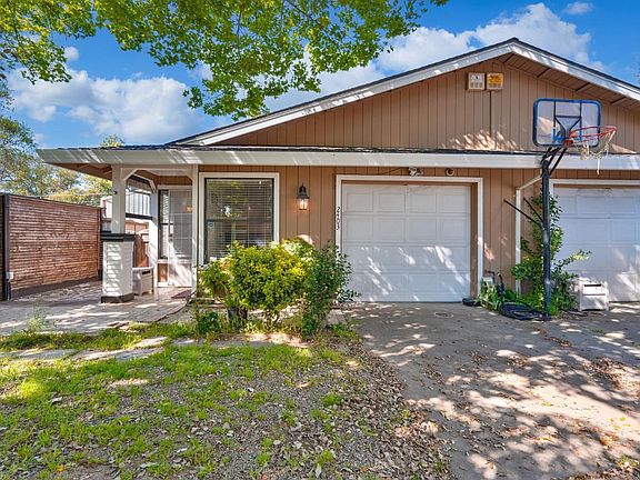 3rd image of 2405 Larkspur Lane
