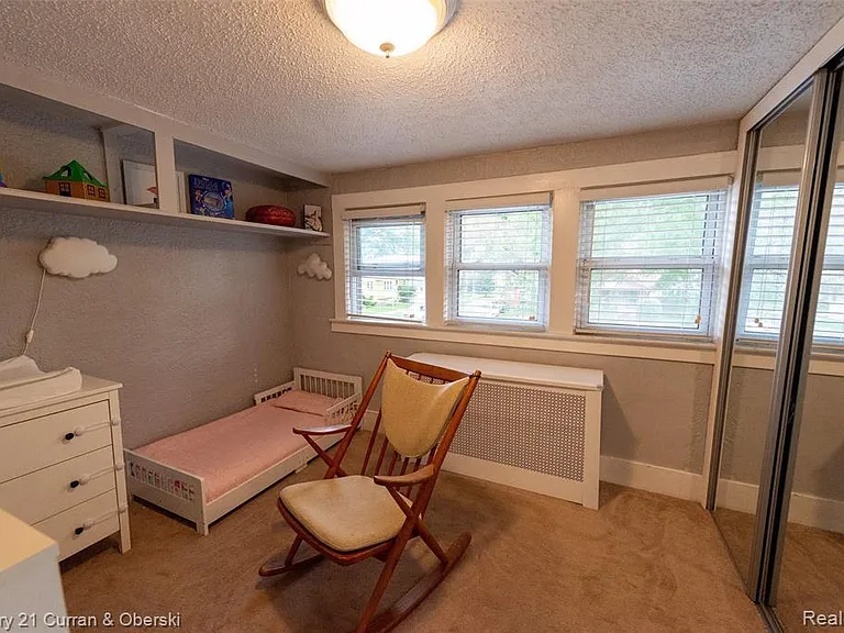 523 E Farnum Ave — Photo 32
