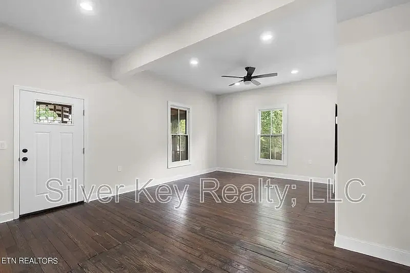 3 bed, 1.0 bath, 1400 sqft, $1,550 — Photo 3