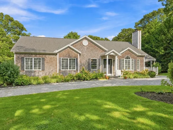 125 Mayflower Ln, Tisbury, MA 02568