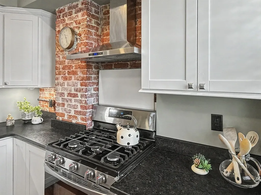 4 bed, 3309 sqft, $3,200 — Photo 2
