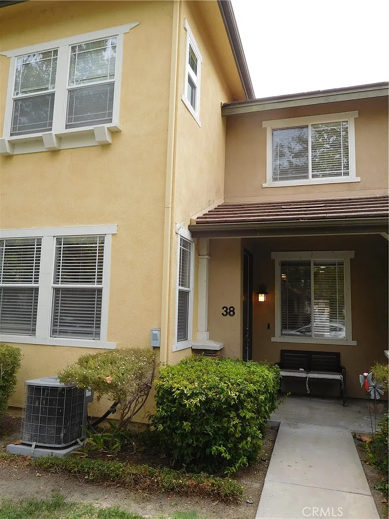 3 bed, 2.5 bath, 1448 sqft, $4,200 — Photo 2