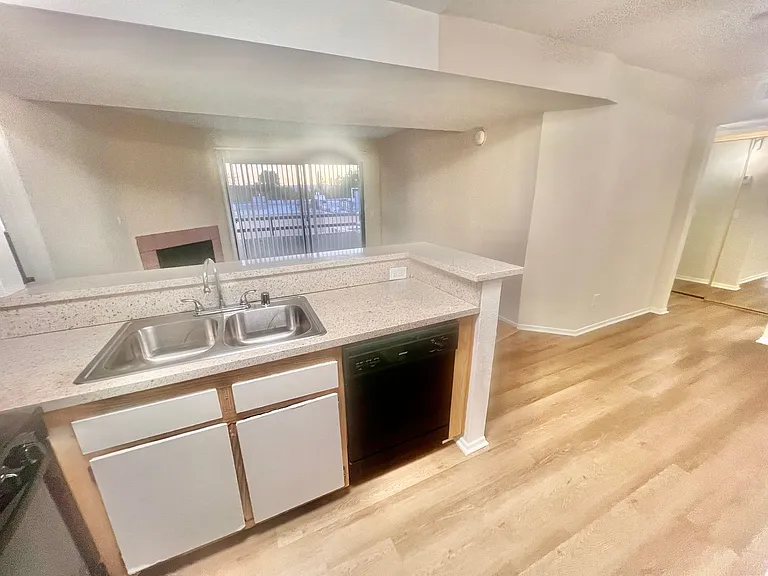 Lassen Apartments — Photo 9