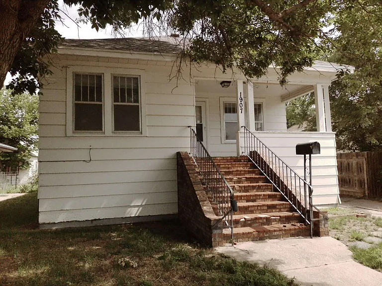 1907 W 4th St — Photo 1