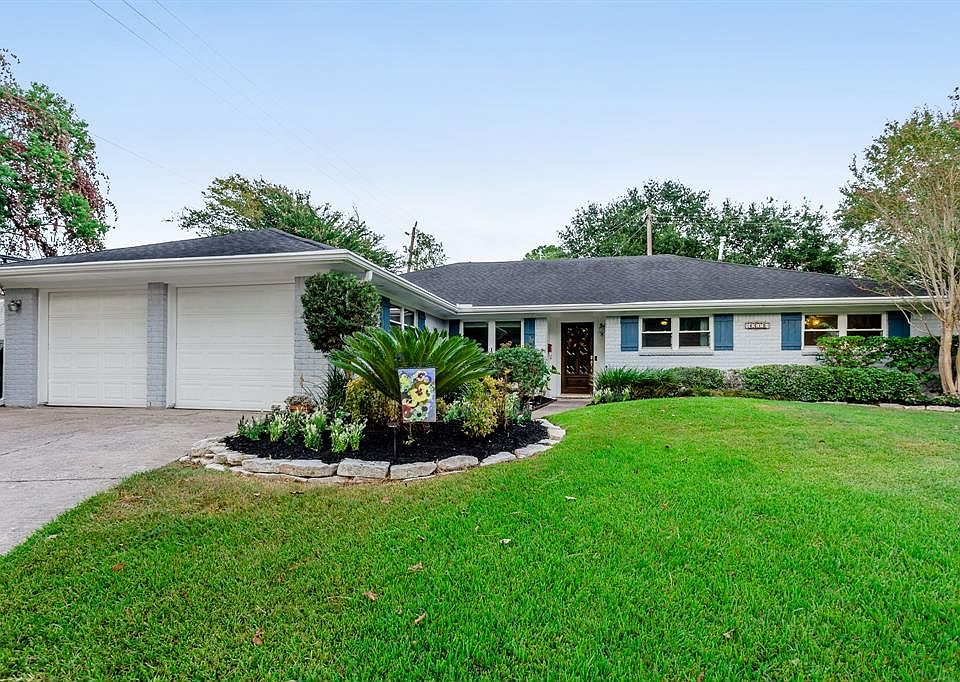 Welcome to 4418 Sumner Drive in the heart of Oak Forest!