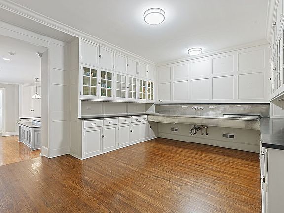 Walk in Butlers Pantry 