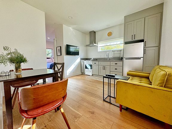5th image of 648 E Fairview Blvd
